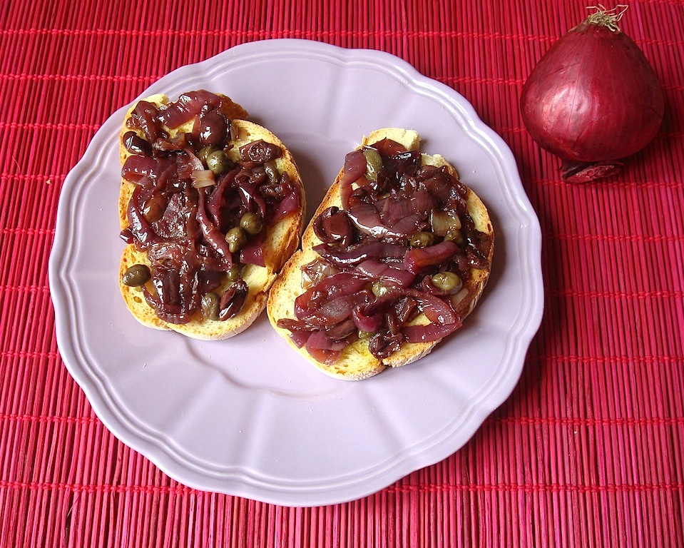 Bruschette con cipolla rossa